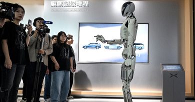 Başlık: Robotun Şok Anlamı "Robot stuns crowd after shocking onstage