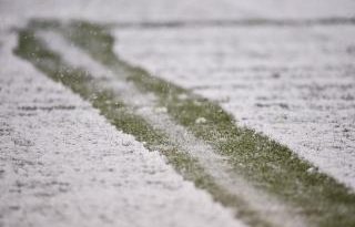 Hava şartları yüzünden futbol maçı ertelendi, taraftarlar bekler