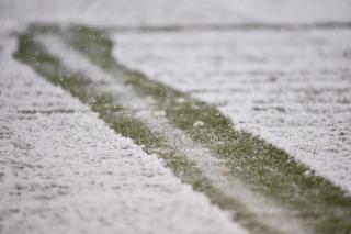 Hava şartları yüzünden futbol maçı ertelendi, taraftarlar bekler