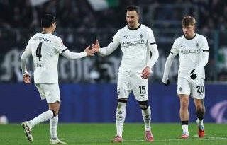 Neşe, goller, yükselen Gladbach, Augsburg'a veda