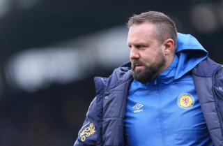 Tribünler coşkulu, mücadele başlıyor, heyecan dorukta