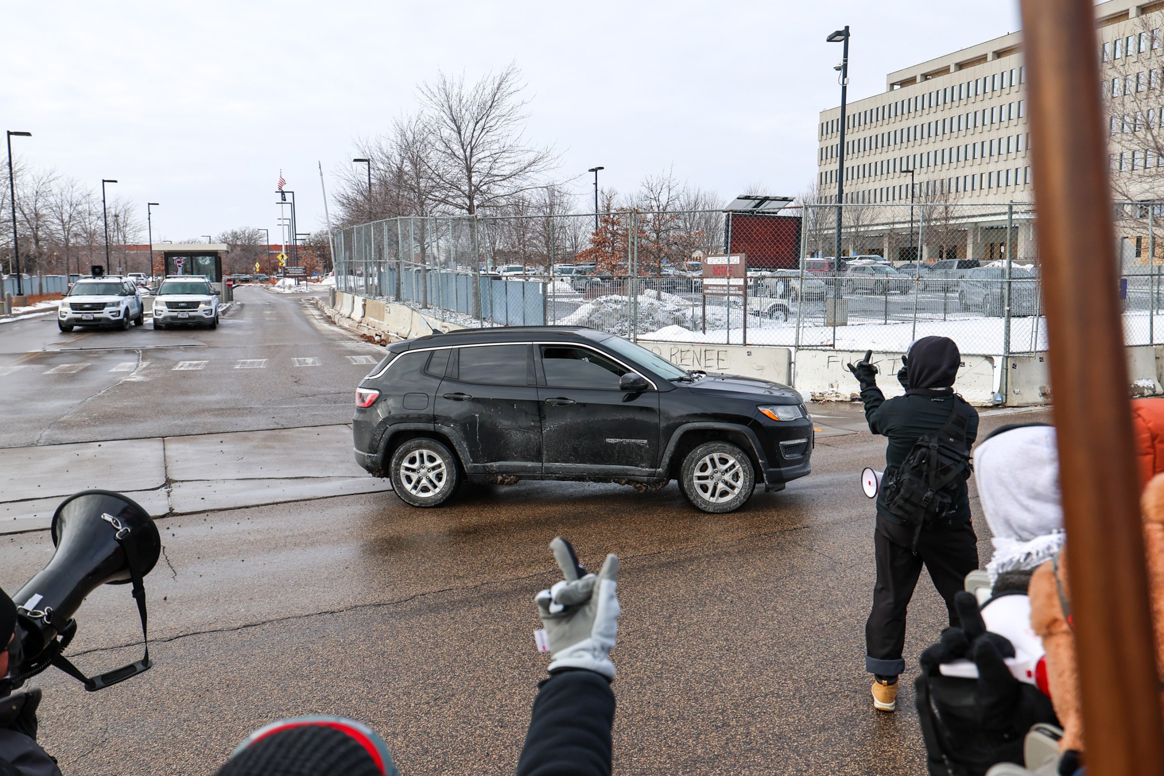 Gergin bekleyiş, endişe dolu sokaklar, belirsizlik hakim