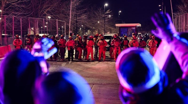 Gergin yüzler, endişeli gözler, sessiz çığlıklar yükseliyor