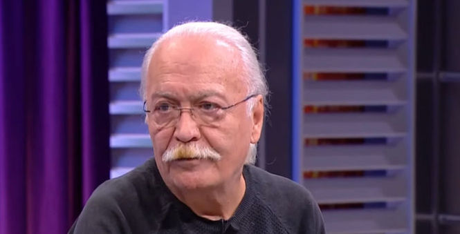 Müzisyen şaşkın, otomobil restoranda, garson tedavi altında