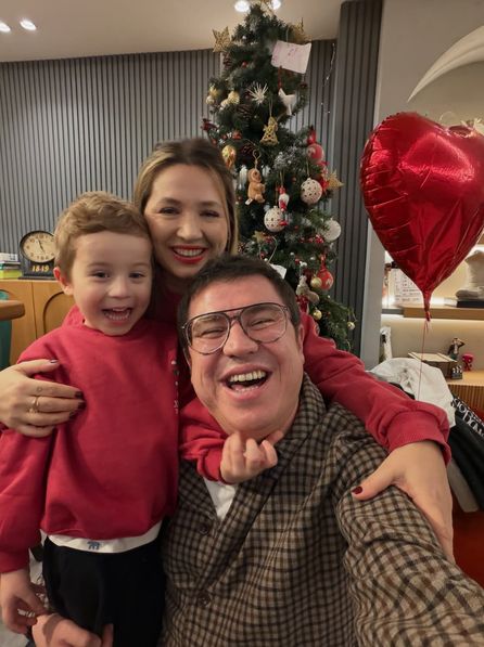 Ailecek neşe, kahkaha ve umut dolu bir yeni yıl!