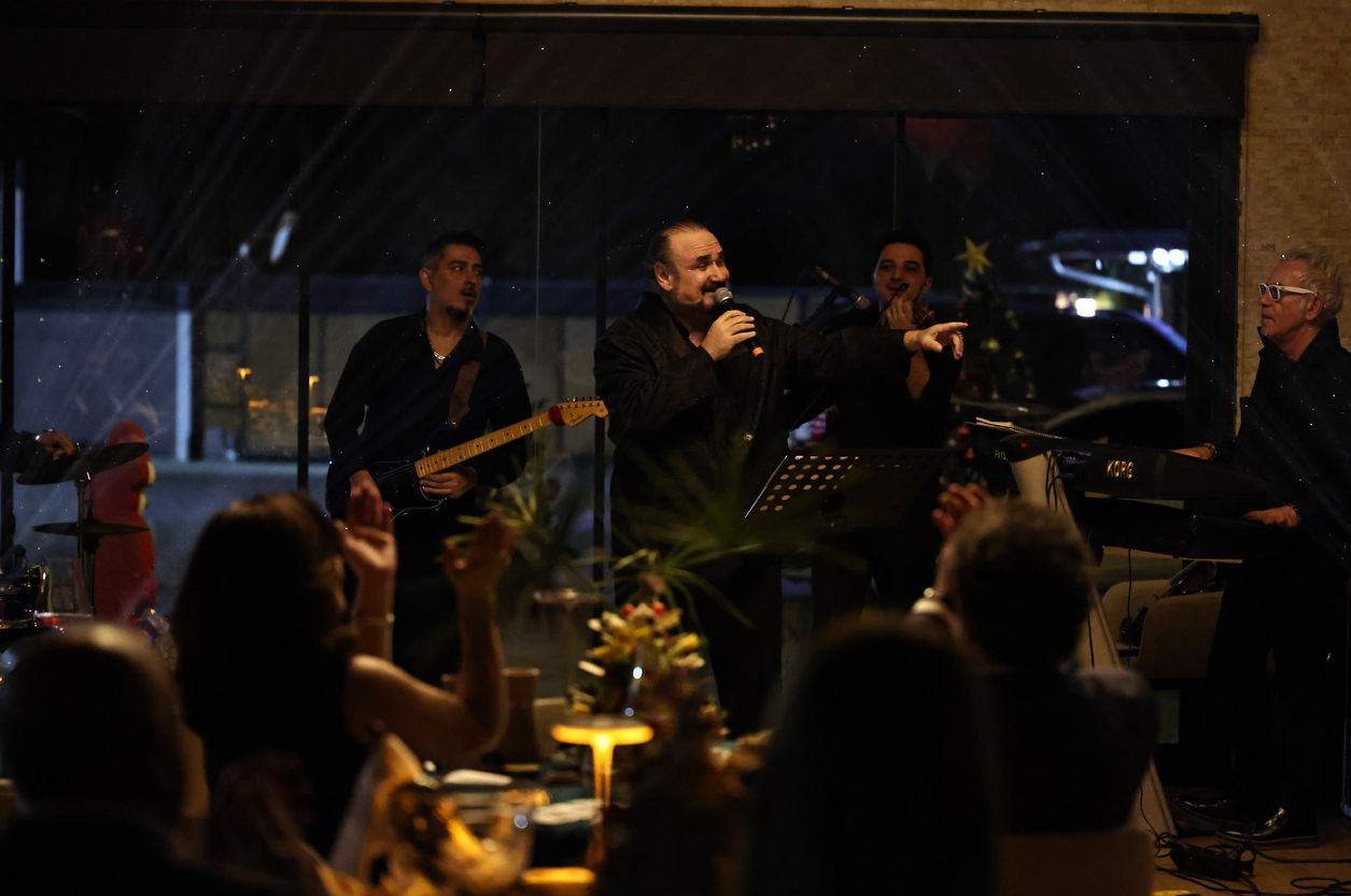 Sahne ışıkları, müzik, coşku, yılbaşı büyüsü!