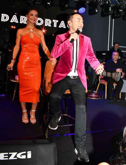 Enerji dolu sahne, İzmir'de yılbaşı coşkusu, unutulmaz anlar