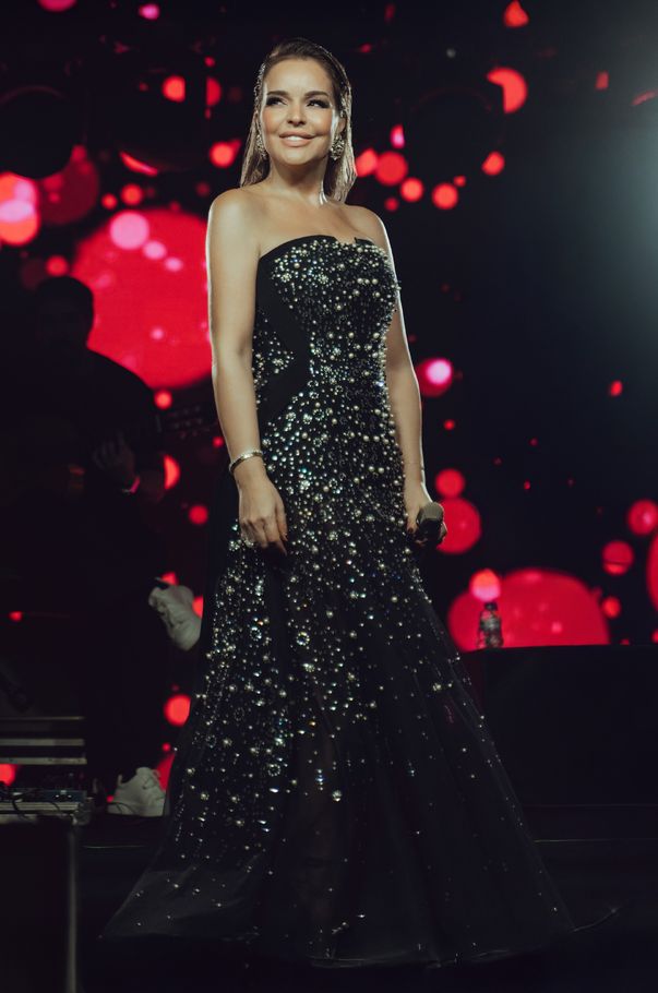 Gülüşüyle yeni yılı karşıladı, Antalya'da ışıldadı