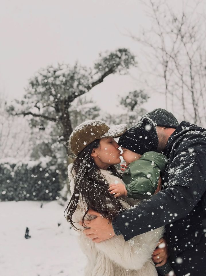 Kar taneleriyle bezendi, ailece neşeyle gülüştüler