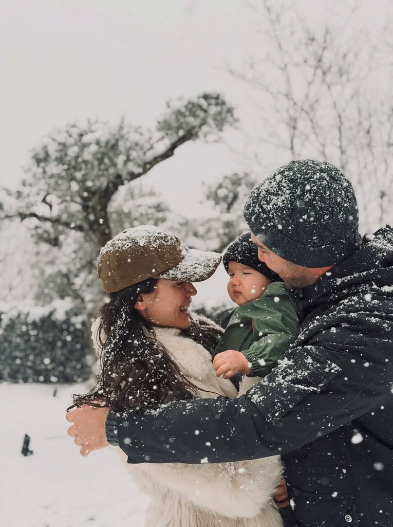 Kar taneleriyle bezenmiş, sıcak bir aile anı