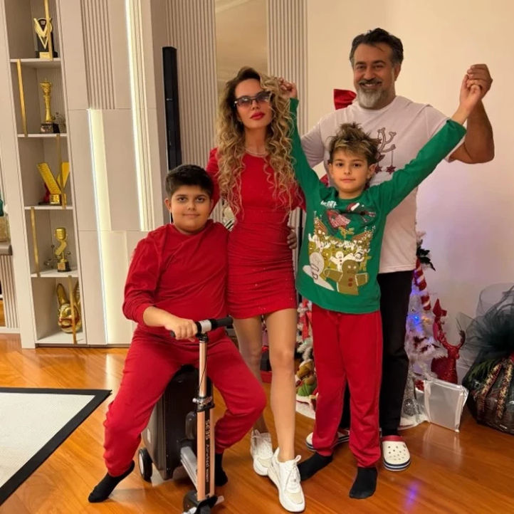 Ailecek mutluluk, yeni yıl neşesi, sıcak bir anı