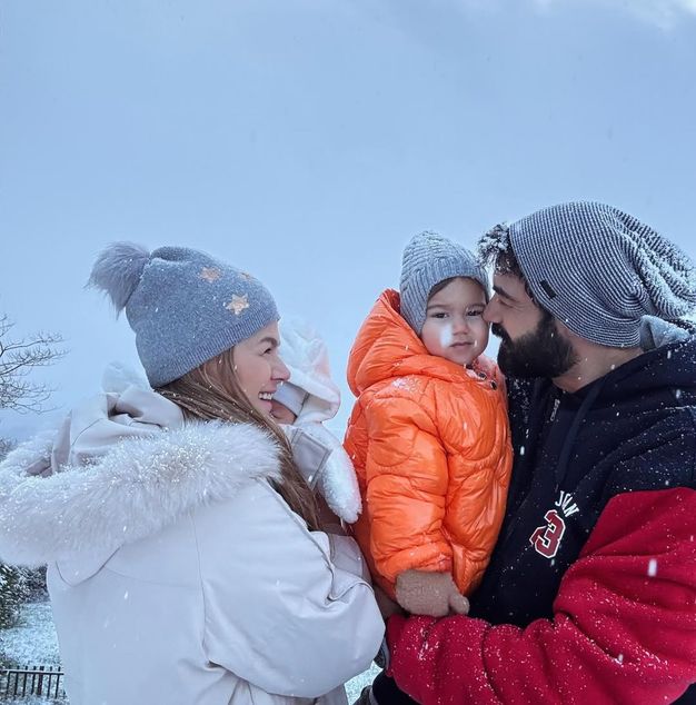 Yeni yıl, kar, sevgi, aile, sürpriz bebek!