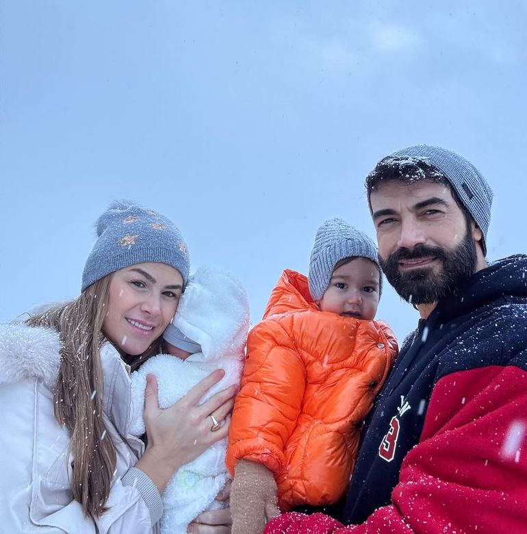 Yeni yıl, kar, mutluluk, aile, sürpriz bebek!