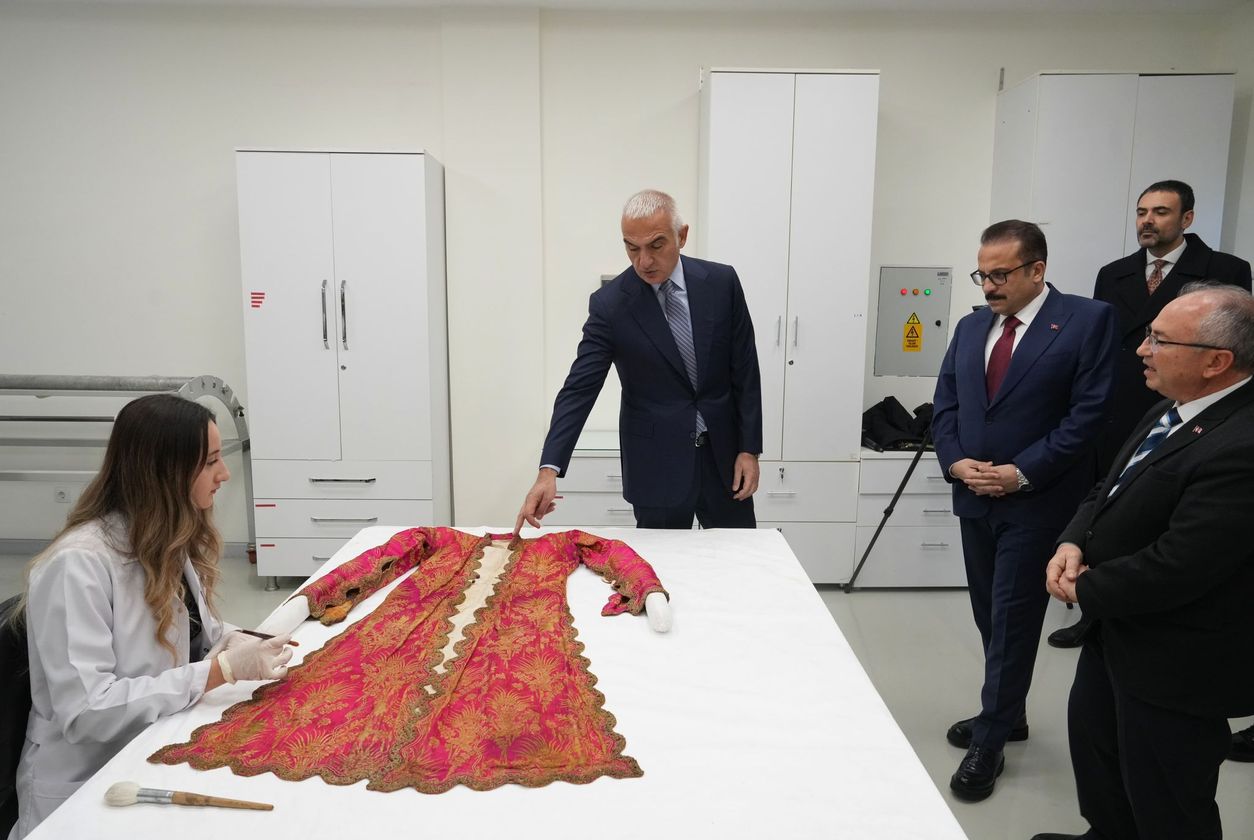 Geçmişin izleri, geleceğe emanet, titrek ellerde can buluyor