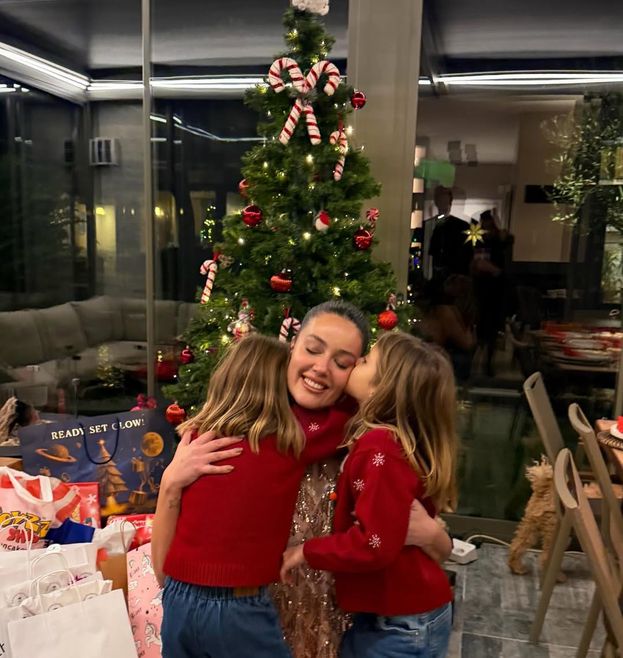 Ailecek yılbaşı, eski dostluklar, kızlar ön planda