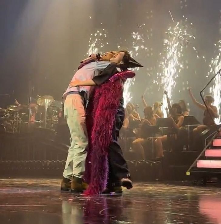 Aşk, gurur, gözyaşı, sahne, ikizler, yılbaşı, anı