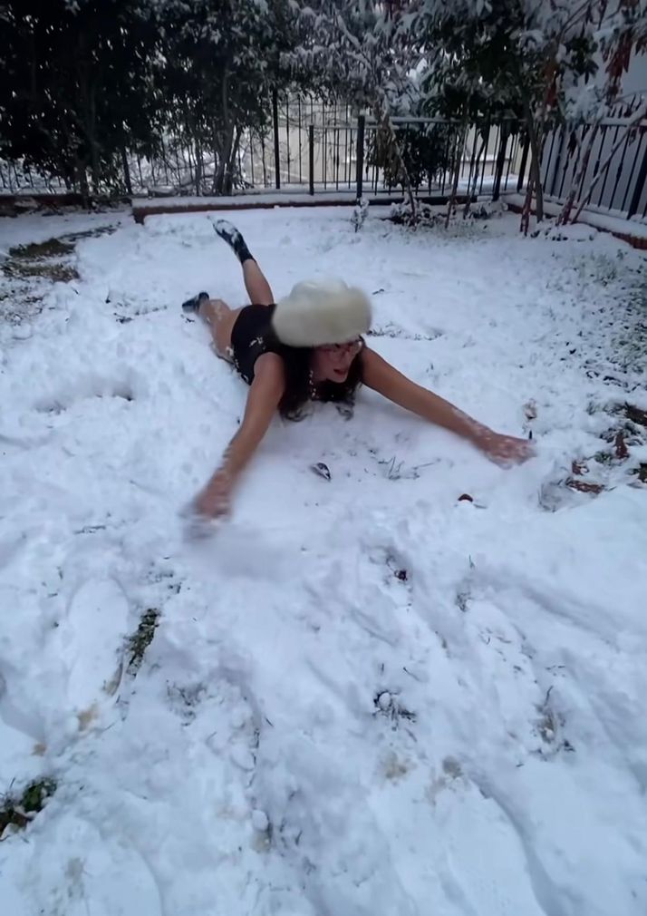 Beyaz örtüde mayo keyfi, neşeli anlar yakalandı