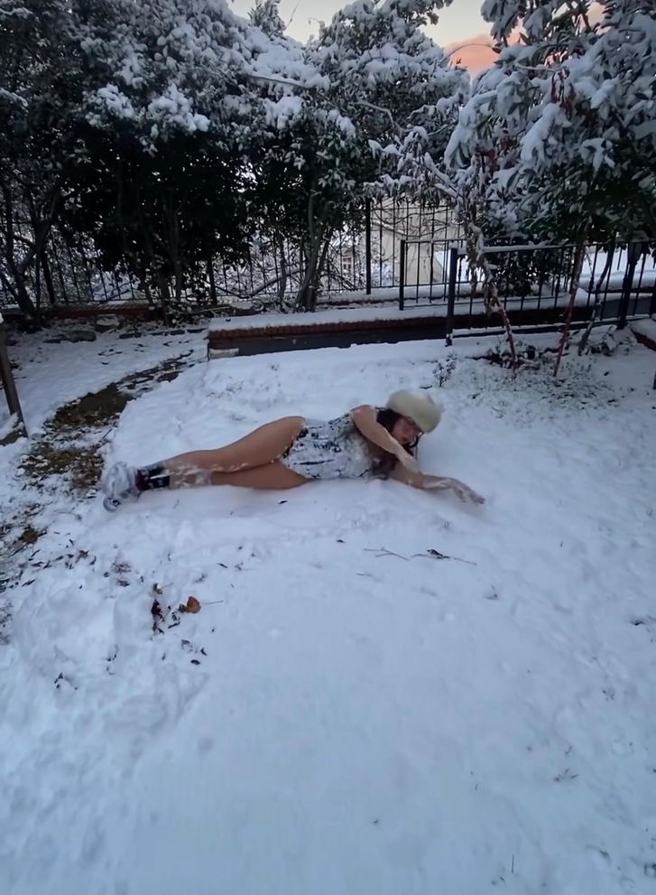 Beyaz örtüde mayo keyfi, neşeli anlar yakalandı