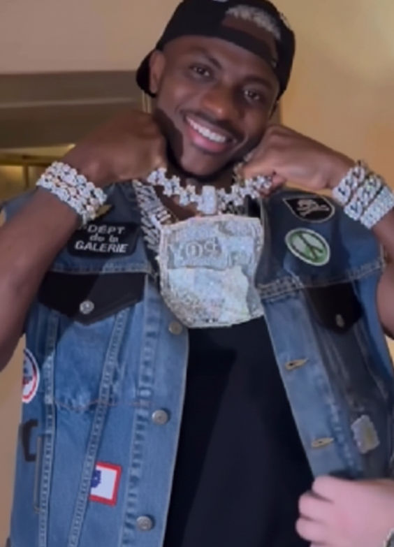 Elmas parıltısı, golcünün boynunda doğum günü coşkusu