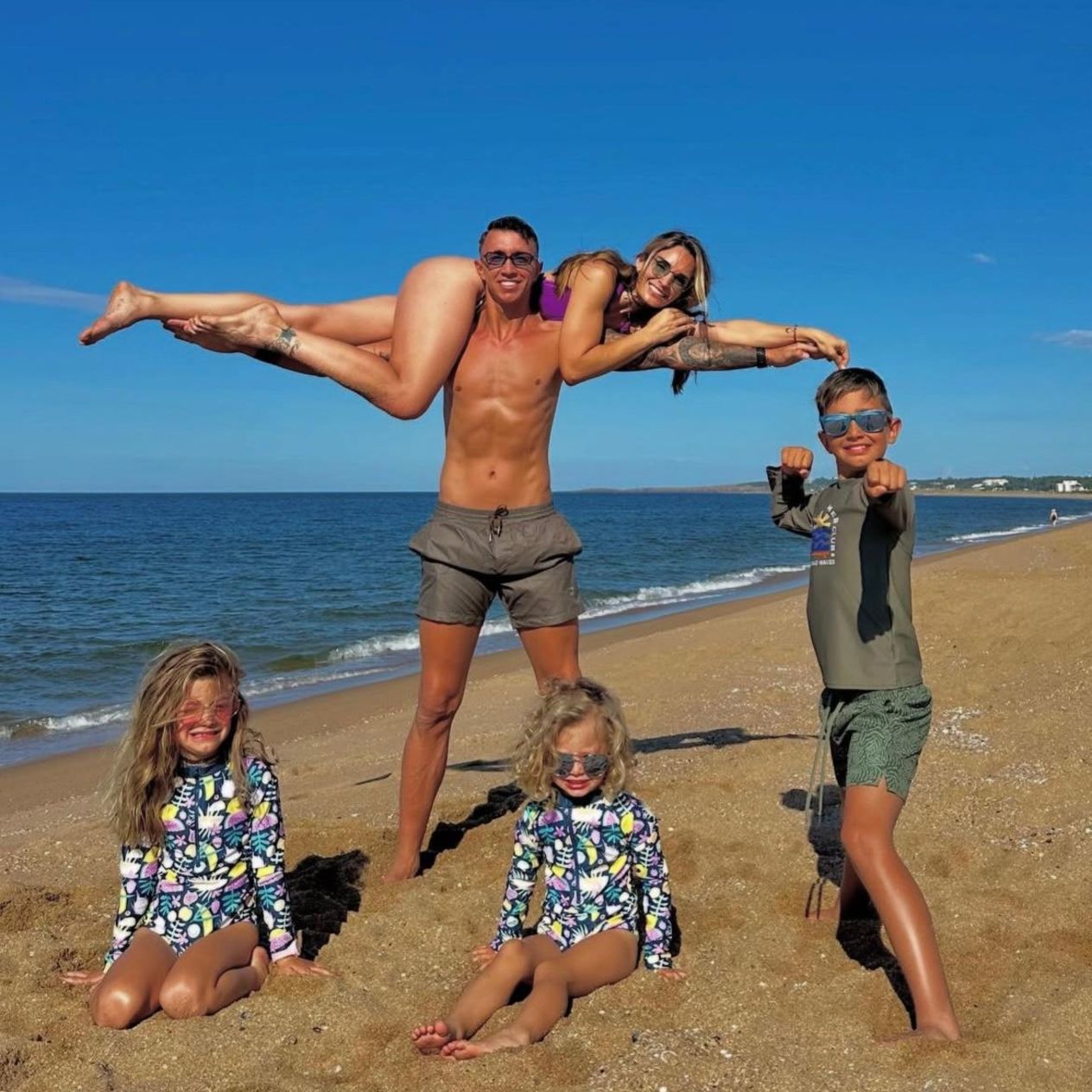 Gülüşler, kumsal, aile ve iki güzel kutlama bir arada