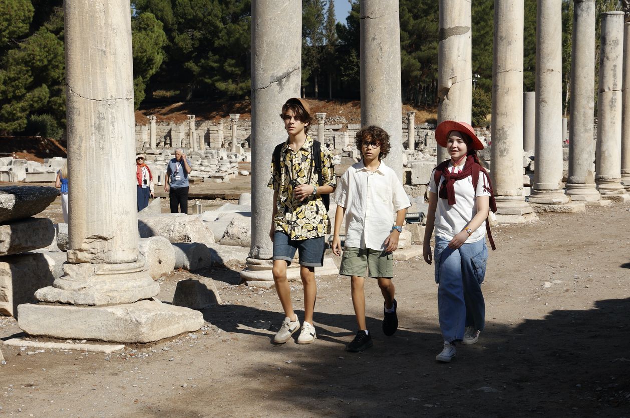 Antik taşlar, gizemli fısıltılar, genç kahramanlar, unutulmaz yolculuk