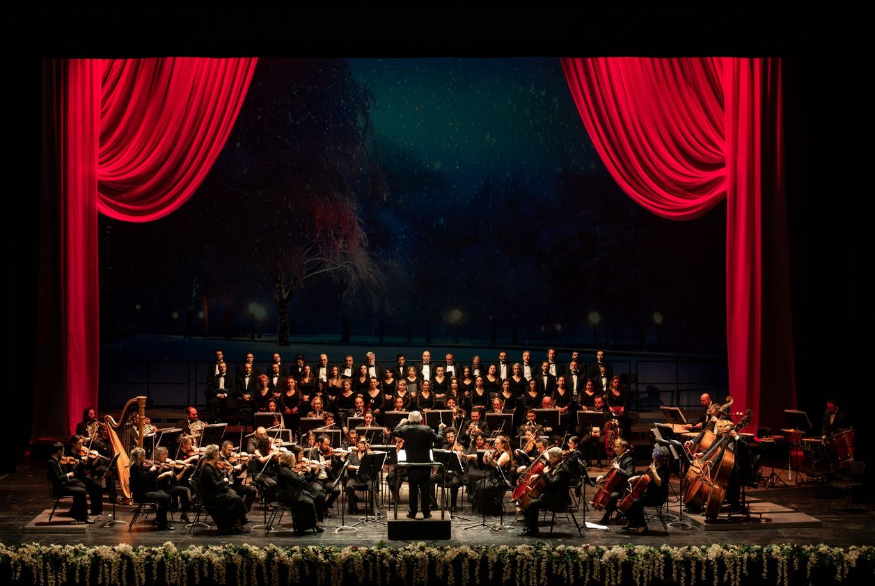 Sahne ışıkları, müzik, coşku ve yeni yılın büyüsü