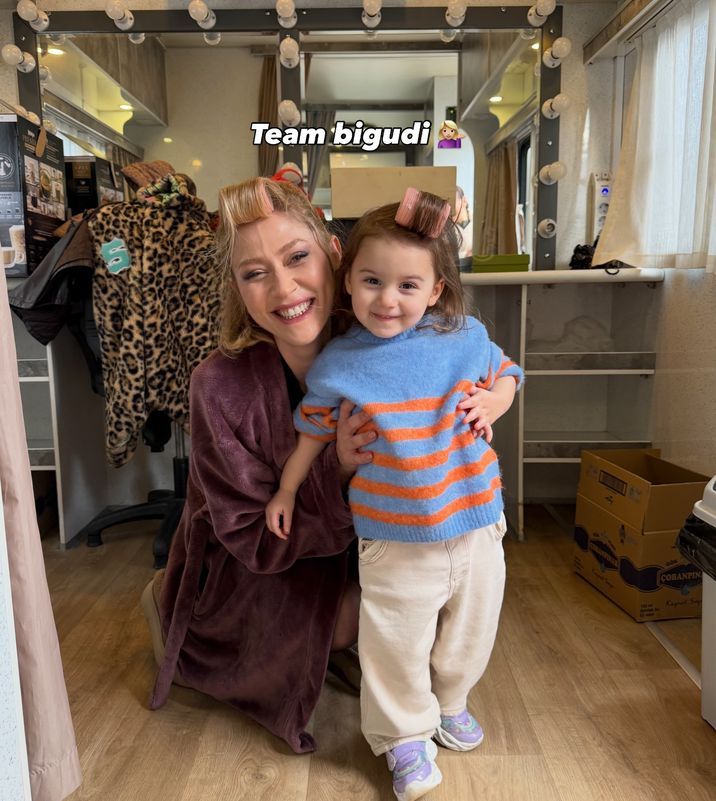 Küçük kız, sette babasıyla oyunlar oynuyor, kahkahalar yükseliyor