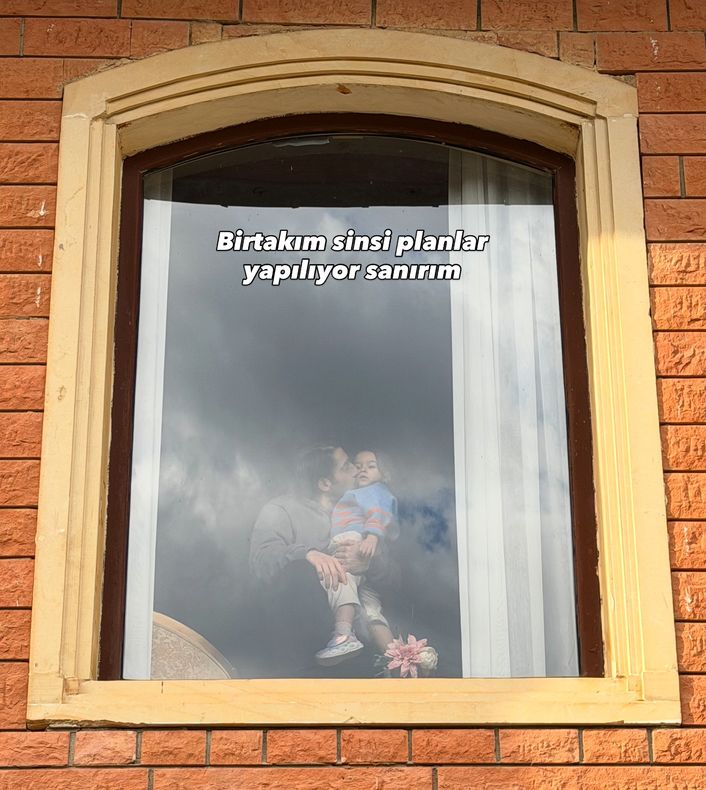 Küçük kız, setteki babasıyla neşeli bir gün geçirdi