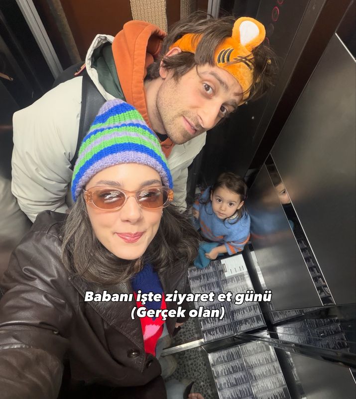 Küçük kız, sette babasıyla neşeli vakit geçiriyor