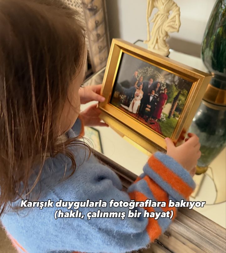 Küçük kız, sette babasıyla oyunlar oynuyor, kahkahalar yükseliyor