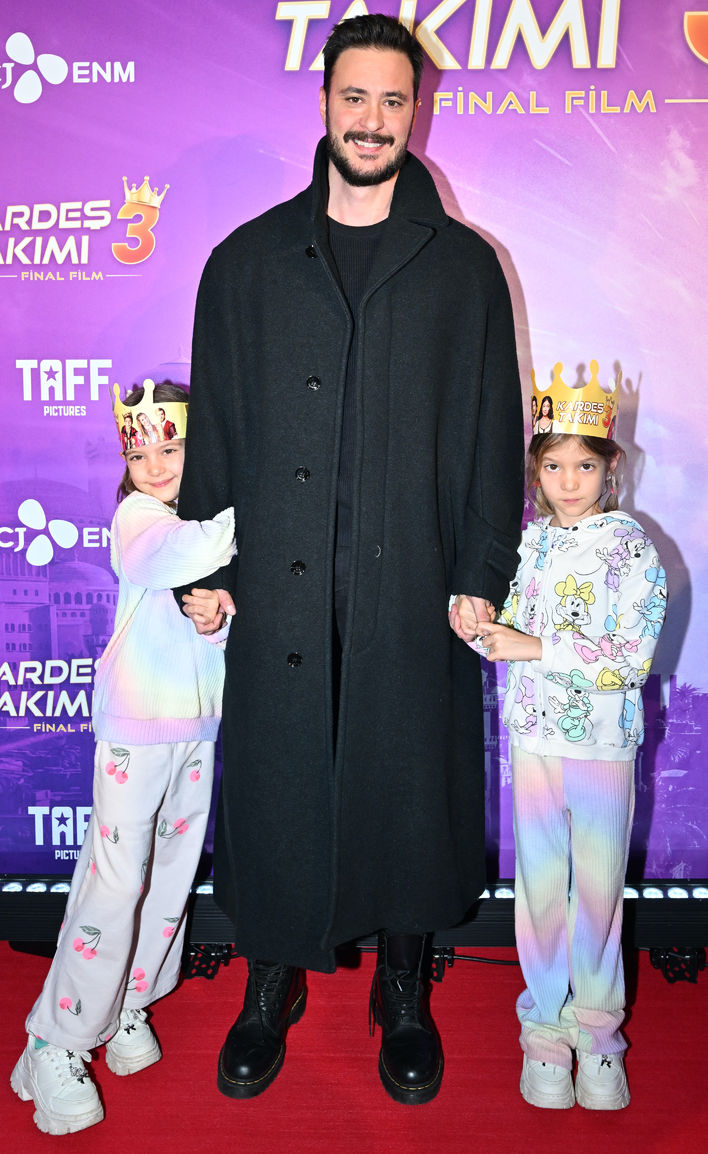 Gülüşler, anılar, zaman yolculuğu ve dostluk