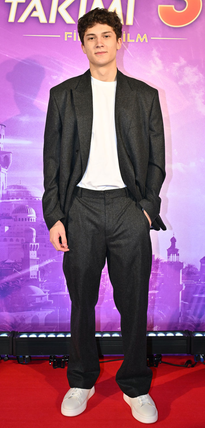 Gülüşler, anılar, zaman yolculuğu, kardeşlik, kırmızı halı