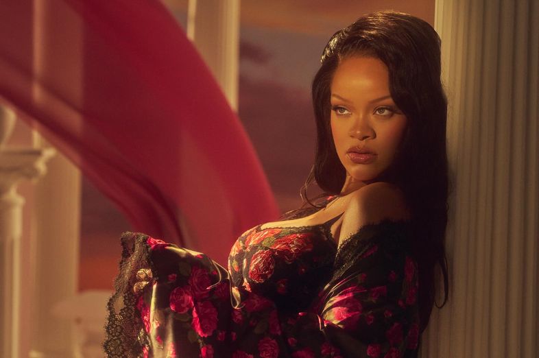 Kırmızı, cesaret, stil ve Rihanna'dan yeni bir koleksiyon