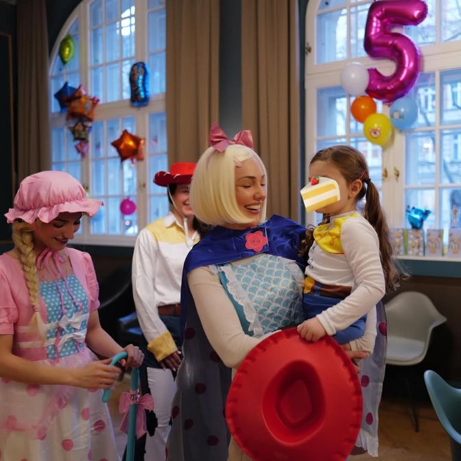 Küçük prenses Lily, beş yaşına girdi, neşe dorukta!