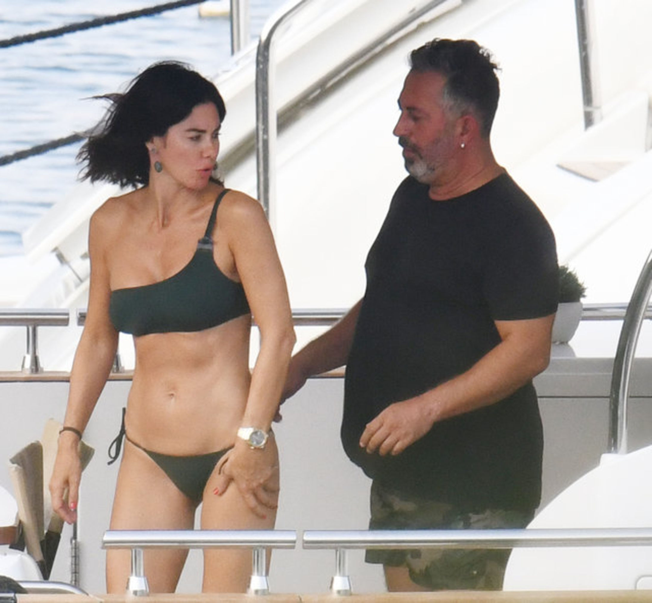 Gülüşüyle umut vaat ediyor, aşk kokusu belirgin