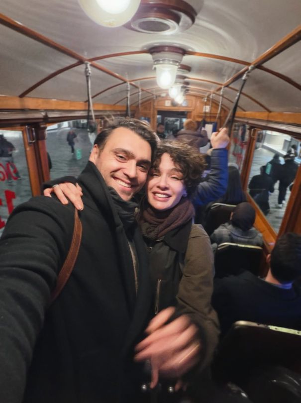 Gülüşler, Beyoğlu ışıkları, aşk kokusu