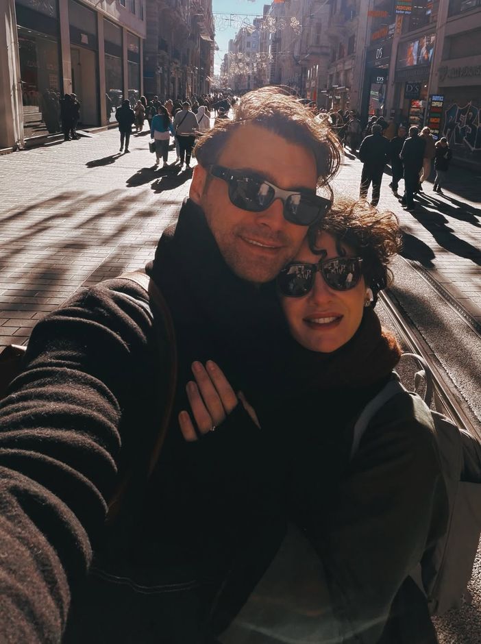 Gülüşler, Beyoğlu ışıkları, aşk kokusu