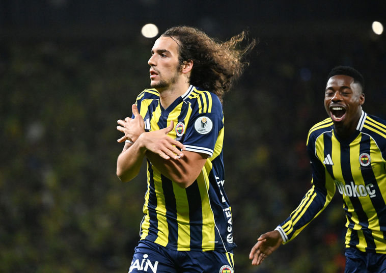 Coşku dorukta, tribünler yıkıldı, Fenerbahçe şampiyon!