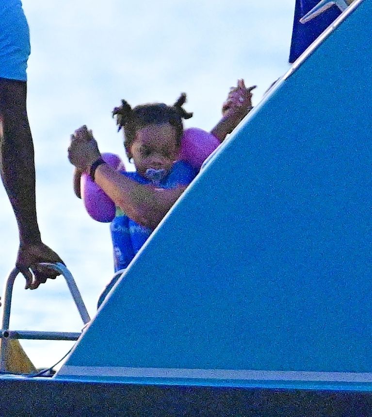 Gülüşler, güneş ve denizle dolu bir an