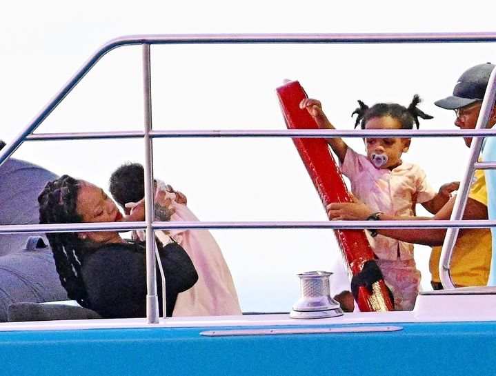 Güneş, deniz, aile ve Rihanna keyfi!