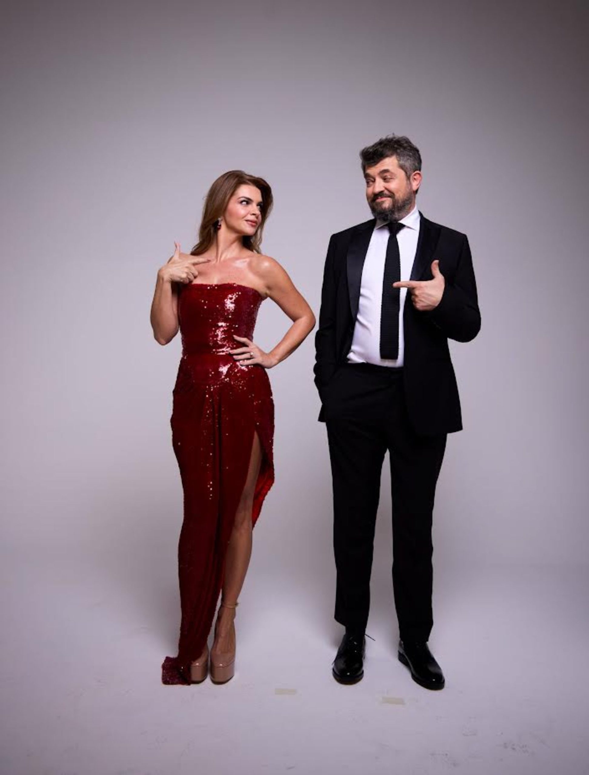 Maskeler düşüyor, ilişkiler sorgulanıyor, kahkahalar yükseliyor