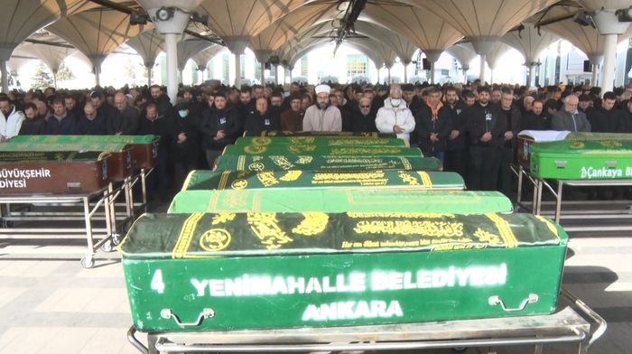 Gözyaşları, vedalar, ışıklar sönüyor, sahne boş kaldı