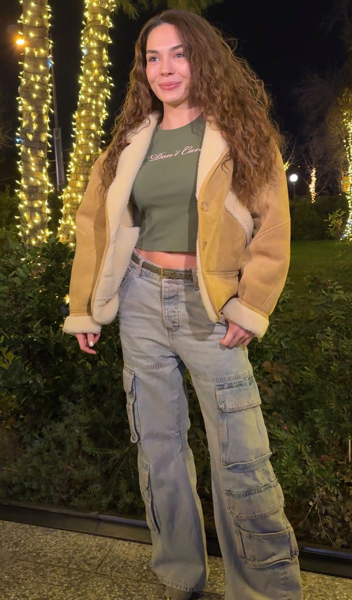 Sahne ışığında gülümseme, alyanssız bir an