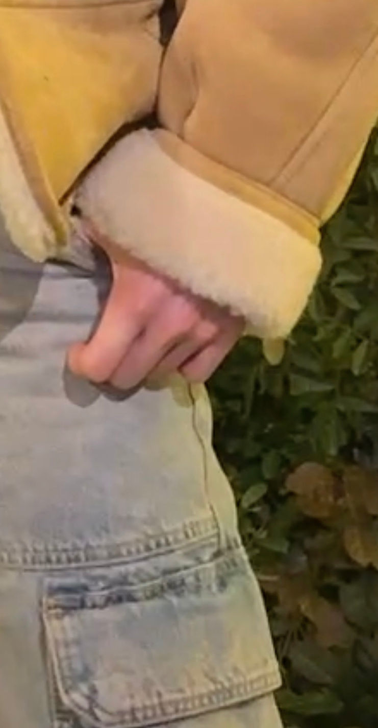 Sahne ışığında gülümseme, alyanssız bir an