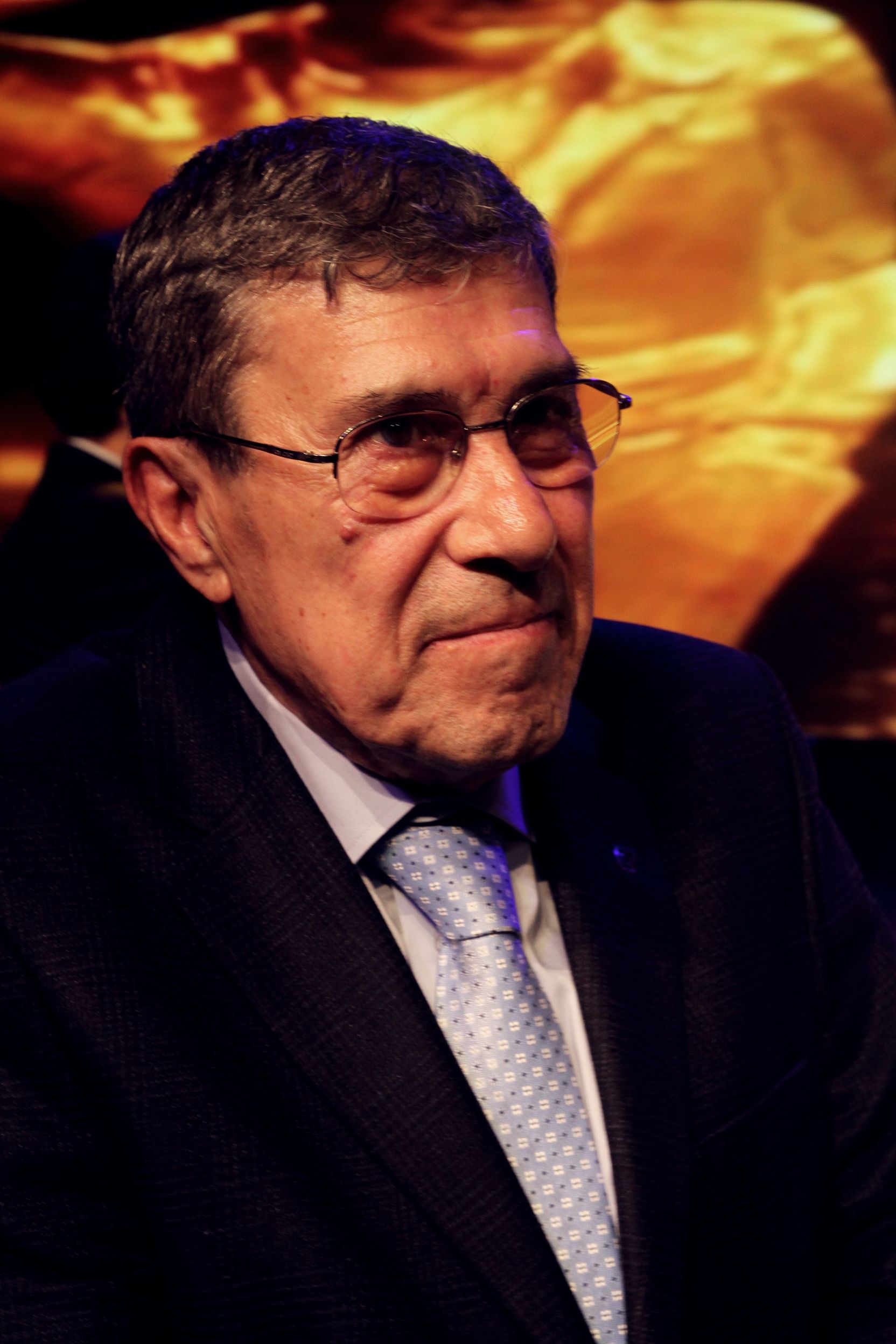 Usta oyuncu, sahnede kalça kemiği kırığına rağmen dimdik!