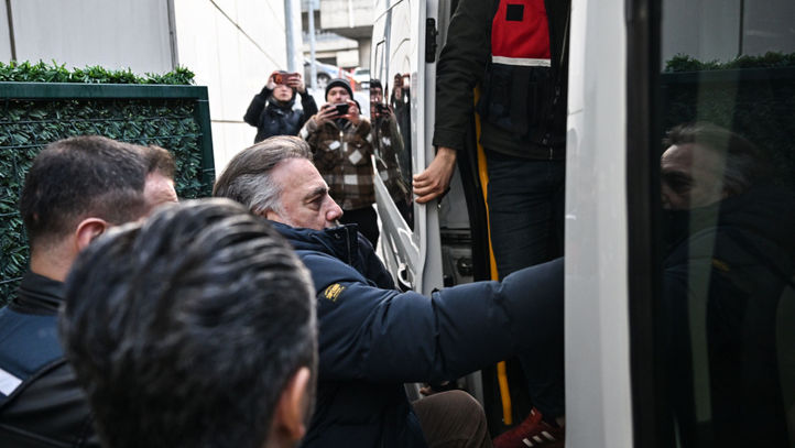 Sessizlik, itiraf, şaşkınlık ve karanlık bir perde