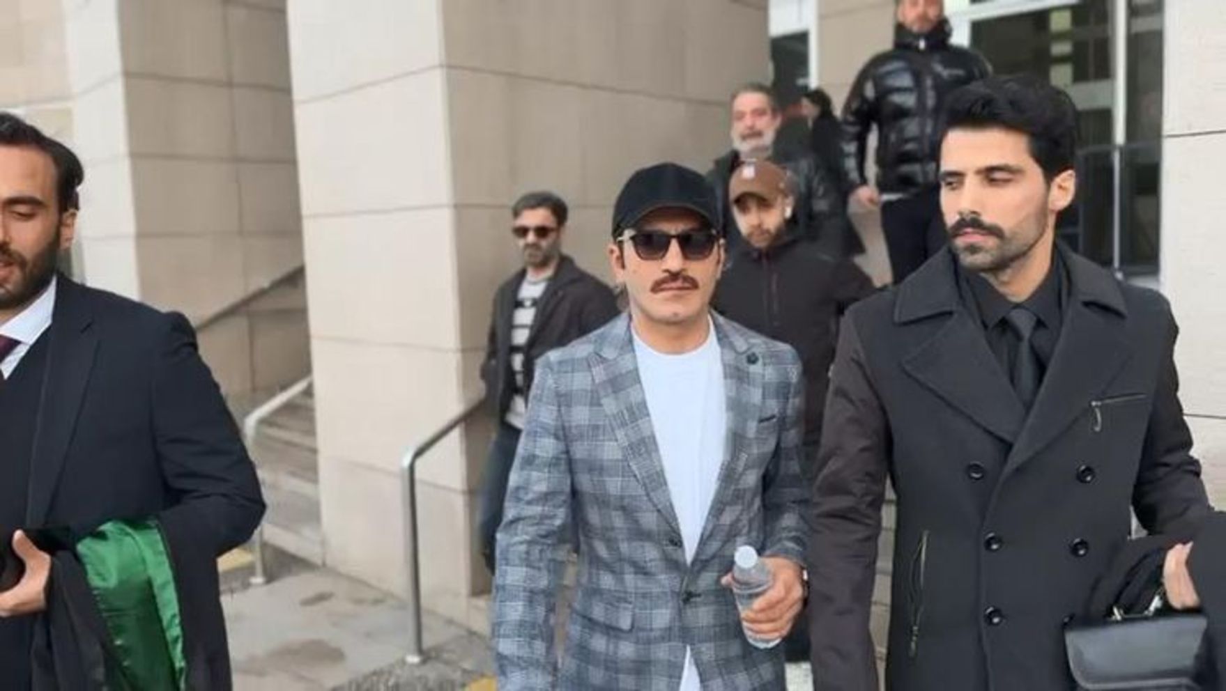 Gelir açıklamasıyla dikkat çeken dava, ertelendi