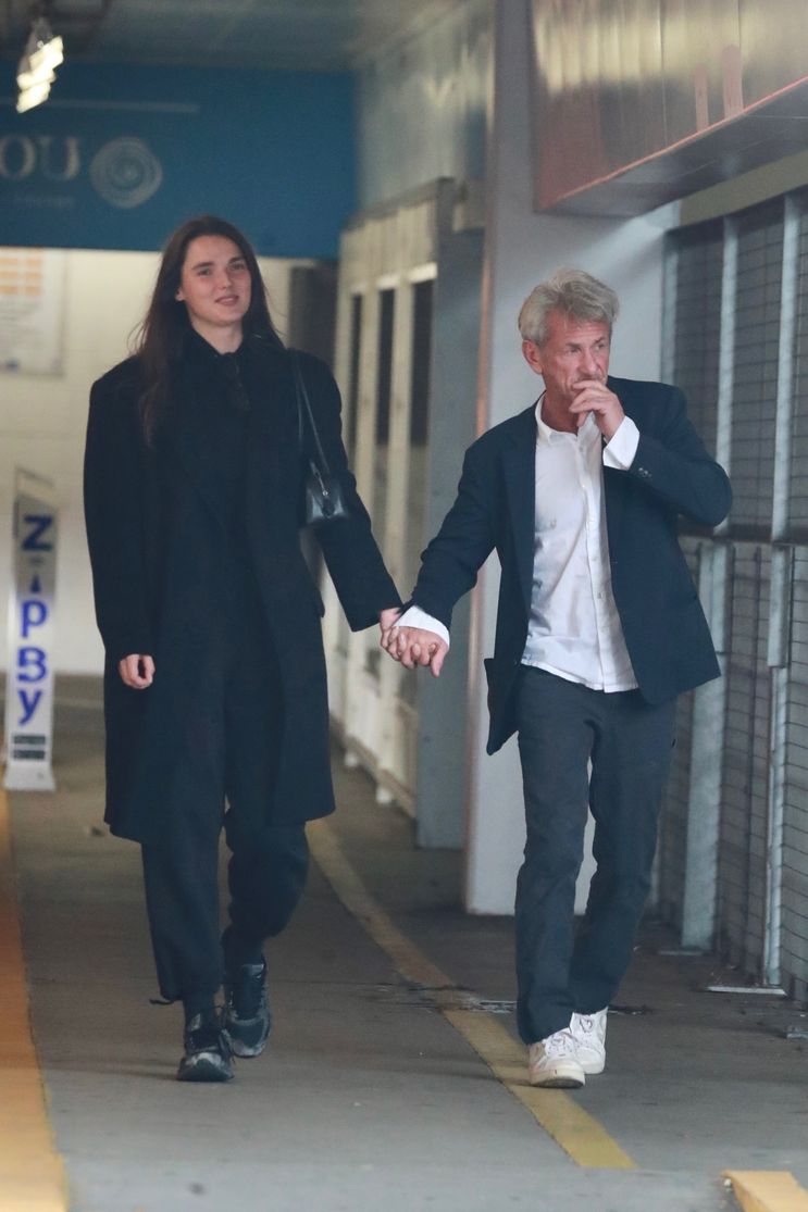 Alışverişte romantik anlar, yaş farkı göze çarpıyor