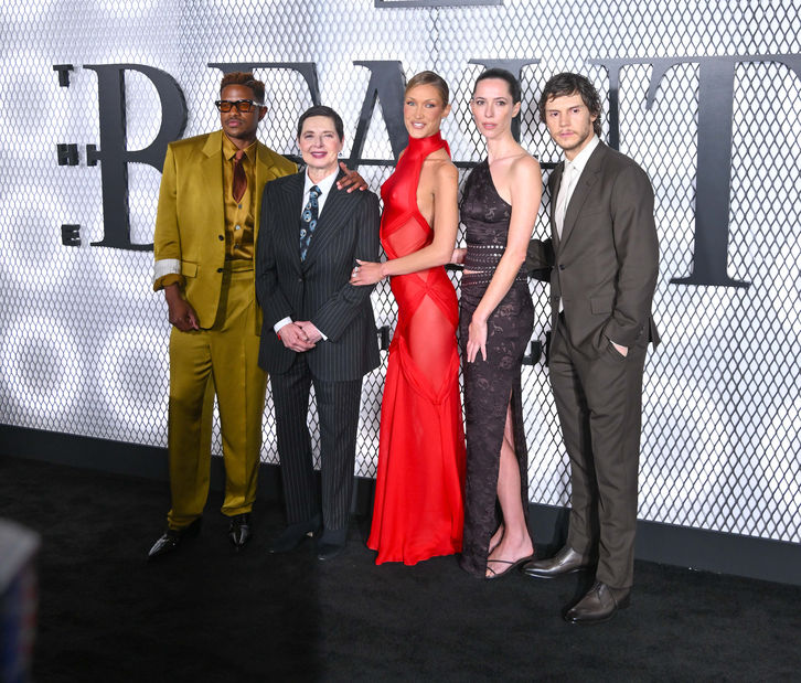 Bella Hadid, göz alıcı tarzıyla kırmızı haliyi aydınlattı