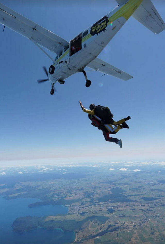 Yüksekten atlayışla yeni yıl, adrenalin dorukta, nefes kesen anlar
